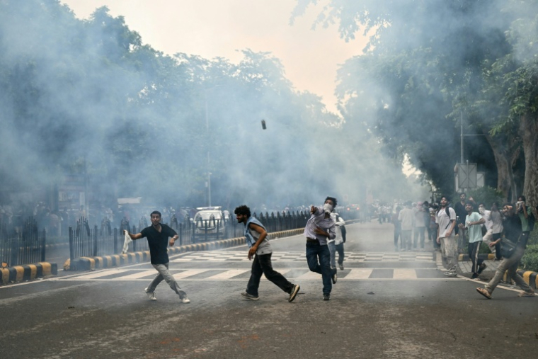 Un sympathisant du Cockroach Janta Party (CJP), le Parti du peuple des cafards, lors d’une manifestation réclamant la démission du ministre indien de l’Éducation, Dharmendra Pradhan, à New Delhi, le 20 juillet 2026 ( AFP / Sajjad HUSSAIN )