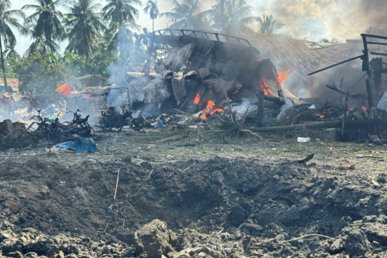 Les dégâts provoqués par une frappe aérienne militaire ayant visé un marché et un pont adjacent à Kyauktaw, dans l'Etat de Rakhine, le 28 septembre 2026 en Birmanie ( AFP / - )