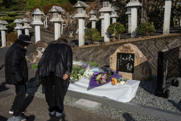 Des personnes se recueillent devant le mémorial dédié à l'ancien Premier ministre japonais Shinzo Abe, le 13 janvier 2026 à Nara ( AFP / Yuichi YAMAZAKI )