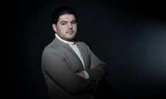 Portrait d'Amine Kessaci lors d'une session photo à Paris, le 26 décembre 2025 ( AFP / ALAIN JOCARD )