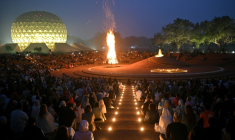 Célébration devant le Matrimandir, temple dédié à la méditation à Auroville, dans le Tamil Nadu (sud de l'Inde), le 28 février 2026 ( AFP / Idrees MOHAMMED )