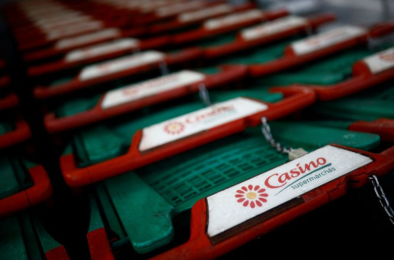 Le logo du distributeur français Casino est visible sur un caddie