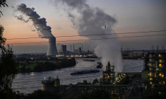 Des volutes de vapeur s'échappent de la centrale électrique au gaz d'Hamborn et de la cokerie situées près du haut fourneau Schwelgern, sur le site du groupe industriel allemand ThyssenKrupp à Duisbourg (ouest de l'Allemagne), le 14 octobre 2024. ( AFP / INA FASSBENDER )