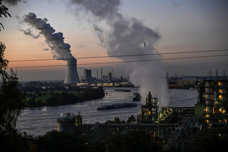 Des volutes de vapeur s'échappent de la centrale électrique au gaz d'Hamborn et de la cokerie situées près du haut fourneau Schwelgern, sur le site du groupe industriel allemand ThyssenKrupp à Duisbourg (ouest de l'Allemagne), le 14 octobre 2024. ( AFP / INA FASSBENDER )