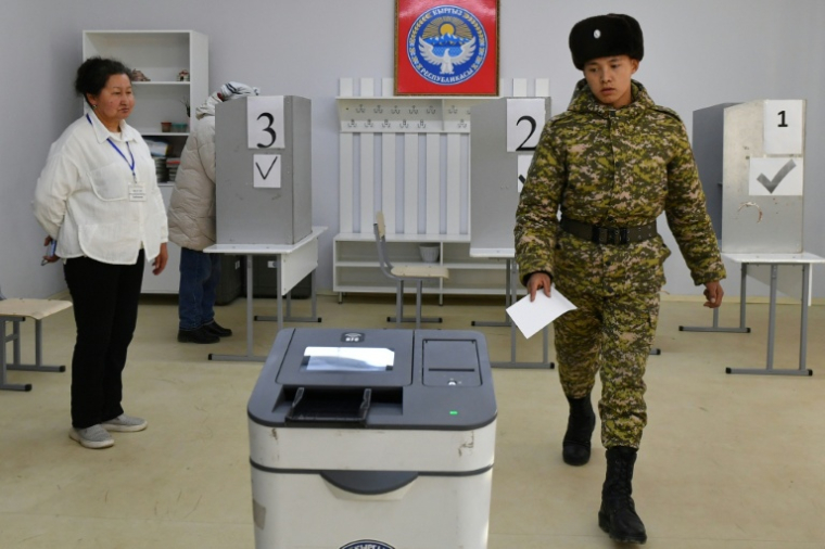 Un soldat kirghiz vote lors des législatives anticipées au Kirghizstan près de la capitale Bichkek, le 30 novembre 2025 ( AFP / Vyacheslav OSELEDKO )