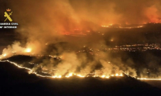 Cette capture d'écran, tirée d'une vidéo aérienne diffusée le 18 juillet 2026 par l'unité espagnole Pegaso de la Garde civile, montre les militaires luttant contre un gigantesque incendie de forêt dans la région de Cinco Villas, près de Saragosse, dans une zone peu peuplée de la région d'Aragon, au nord-est de l'Espagne ( Spanish Guardia Civil / Handout )