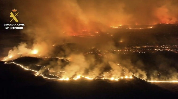 Cette capture d'écran, tirée d'une vidéo aérienne diffusée le 18 juillet 2026 par l'unité espagnole Pegaso de la Garde civile, montre les militaires luttant contre un gigantesque incendie de forêt dans la région de Cinco Villas, près de Saragosse, dans une zone peu peuplée de la région d'Aragon, au nord-est de l'Espagne ( Spanish Guardia Civil / Handout )