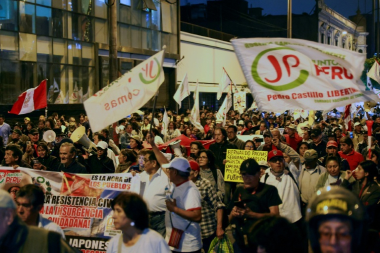 Les partisans du candidat de gauche à la présidence péruvienne, Roberto Sánchez, participent à une manifestation à Lima le 27 juin 2026 ( AFP / Connie FRANCE )
