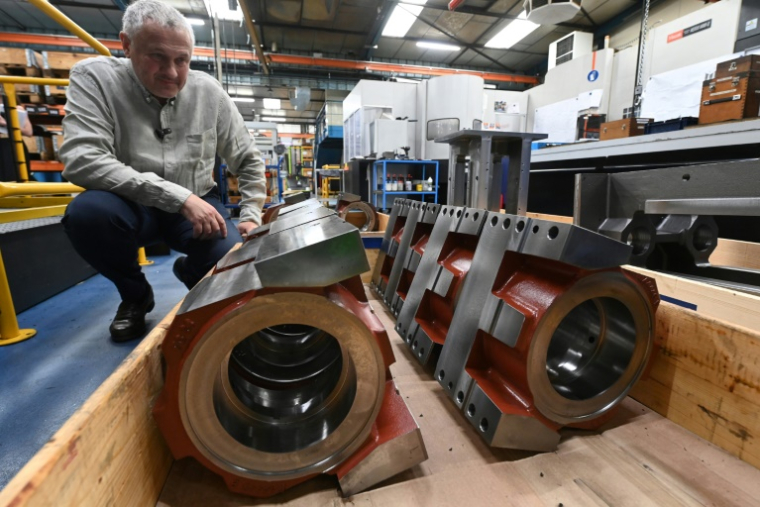 Bruno Grandjean, PDG de Redex, inspecte des plaques d'entraînement d'axes avant leur expédition, à Ferrières-en-Gâtinais, le 18 juin 2025 dans le Loiret ( AFP / JEAN-FRANCOIS MONIER )