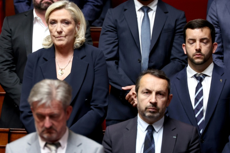 Les députés du Rassemblement national (RN), Marine Le Pen (g), Sébastien Chenu (c) et Jean-Philippe Tanguy (d), observent une minute de silence en hommage à la collégienne Lyhanna à l'Assemblée nationale, le 9 juin 2026 à Paris ( AFP / SIMON WOHLFAHRT )