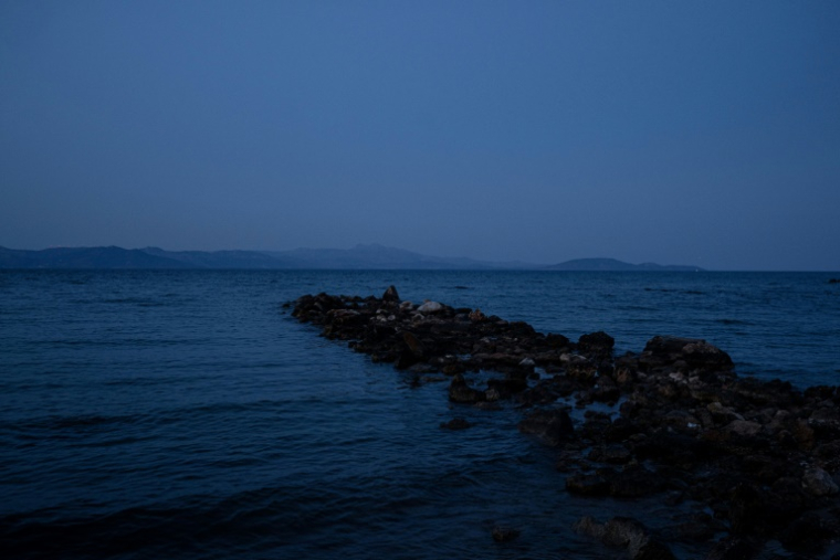 Cette photographie prise le 24 juin 2026 montre une partie du littoral de Mati, dans la banlieue d’Athènes, où de nombreuses personnes se sont précipitées dans l'eau pour tenter de survivre à l'incendie de 2018 ( AFP / Angelos TZORTZINIS )