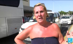 La Grèce poursuit le combat contre les flammes, des milliers de touristes évacués