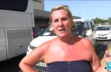 La Grèce poursuit le combat contre les flammes, des milliers de touristes évacués