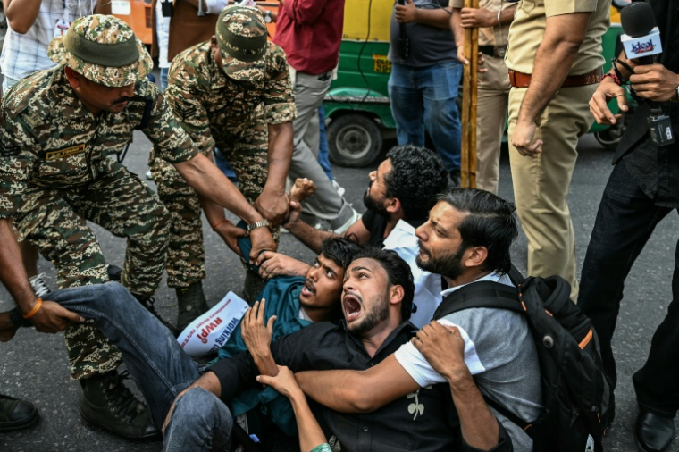 La police arrête des manifestants qui demandent la démission du président de la commission électorale Gyanesh Kumar, à New Delhi en Inde, le 11 octobre 2026 ( AFP / Sajjad HUSSAIN )