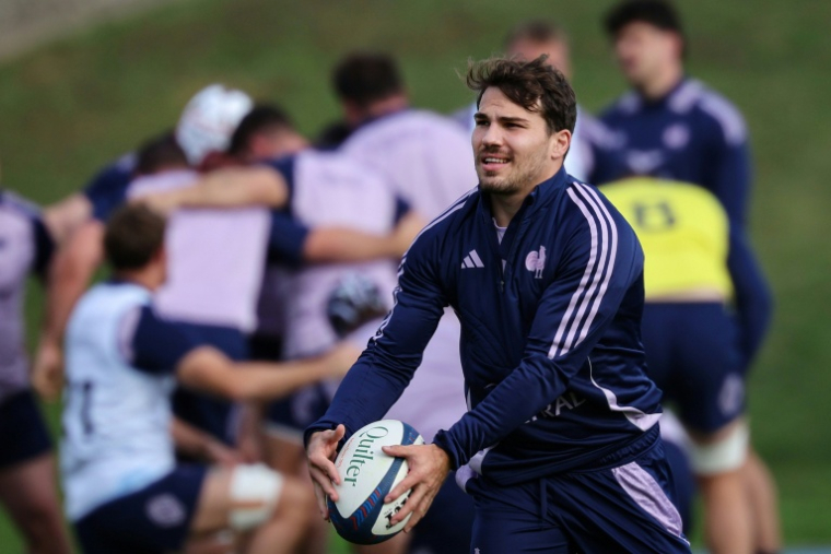 Antoine Dupont prend part à un entraînement du XV de France, le 5 novembre 2025 à Marcoussis (Essonne) ( AFP / Anne-Christine POUJOULAT )