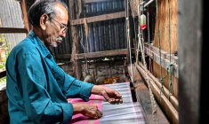 Un artisan travaille sur un métier à tisser traditionnel dans un atelier de Tangail, le 2 mars 2026 au Bangladesh ( AFP / Munir UZ ZAMAN )