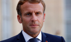 L'ÉQUIPE DE CAMPAGNE DE MACRON TAILLE EN SECRET SES FLÈCHES CONTRE LA DROITE