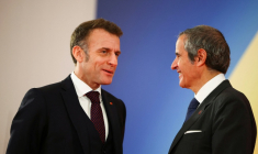 Le président Emmanuel Macron (g) accueille le directeur général de l'AIEA, Rafael Grossi au Sommet sur l'énergie nucléaire à la Seine Musicale, à Boulogne-Billancourt, près de Paris, le 10 mars 2026 ( POOL / Abdul Saboor )