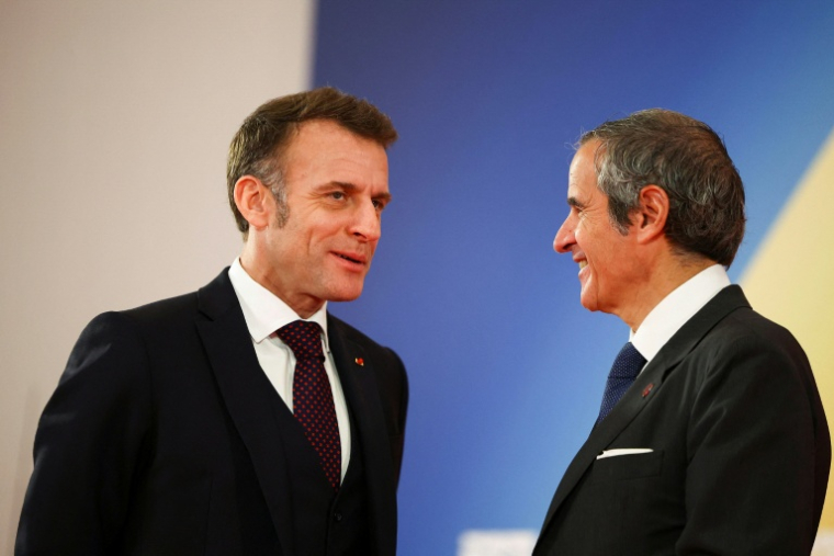 Le président Emmanuel Macron (g) accueille le directeur général de l'AIEA, Rafael Grossi au Sommet sur l'énergie nucléaire à la Seine Musicale, à Boulogne-Billancourt, près de Paris, le 10 mars 2026 ( POOL / Abdul Saboor )