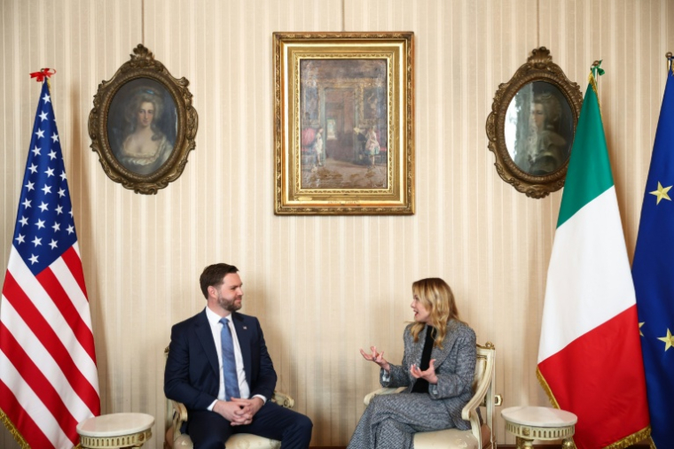 La première ministre italienne Giorgia Meloni et le vice-président américain JD Vance lors d'une rencontre dans le cadre de sa visite aux Jeux olympiques d'hiver de Milan-Cortina 2026, le 6 février 2026 à Milan ( POOL / Kevin Lamarque )