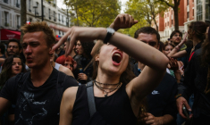Techno Parade dans le centre de Paris le 18 octobre 2025 ( AFP / Dimitar DILKOFF )