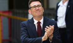 Andy Burnham à la sortie du Parti travailliste, où il a été confirmé comme nouveau chef du Labour et prochain Premier ministre britannique, le 17 juillet 2026 à Londres ( AFP / Toby Shepheard )