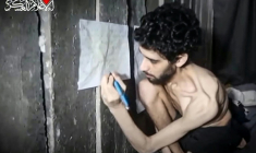 Cette capture d'une video diffusée le 1er août 2025 par la branche armée du Hamas montre l'otage Evyatar David, enlevé le 7 octobre 2023 lors de l'attaque du Hamas en Israël, décharné et affaibli ( AFP / - )