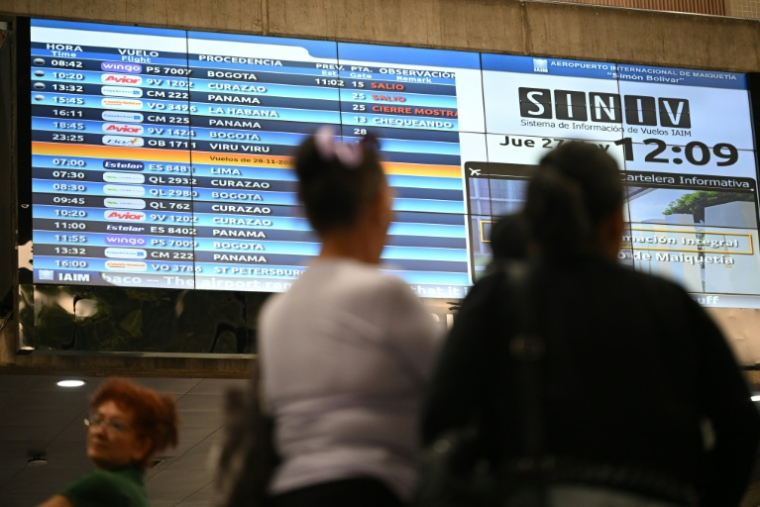 Un écran d'information sur les vols à l'aéroport international Simon Bolivar de Maiquetia, dans l'État de La Guaira, au Venezuela, le 27 novembre 2025, après la décision du gouvernement d'interdire l'accès à son territoire aux compagnies aériennes étrangères qui avaient cessé de desservir le pays en raison des inquiétudes liées aux activités militaires américaines ( AFP / Federico PARRA )