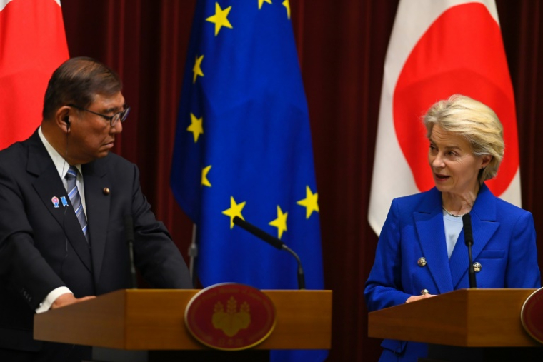 Le Premier ministre japonais Shigeru Ishiba et la présidence de la Commission européenne Ursula von der Leyen à Tokyo le 23 juiller 2025 ( POOL / David Mareuil )