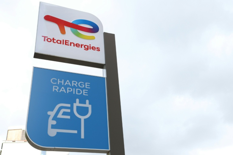 Un panneau de charge rapide pour voitures électrique dans une station-service Total à Paris, le 16 septembre 2026 ( AFP / Charlotte SIEMON )
