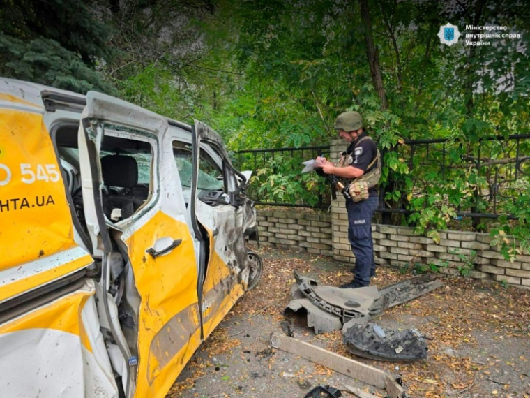 Photo prise et publiée par le ministère de l'Intérieur ukrainien le 9 septembre 2025 montrant un policier ukrainien sur le site d'une frappe aérienne russe dans le village de Iarova, dans la région de Donetsk ( Ministère ukrainien de l'Intérieur / Handout )