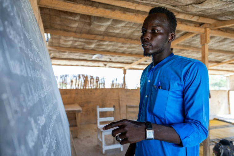 Maloum Bomi Kaomi, 27 ans, un professeur stagiaire au camp de déplacés de Kiskawa, au Tchad, le 22 juin 2025 ( AFP / Joris Bolomey )