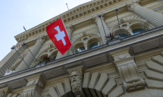 Le drapeau suisse, sur la façade du Parlement à Berne