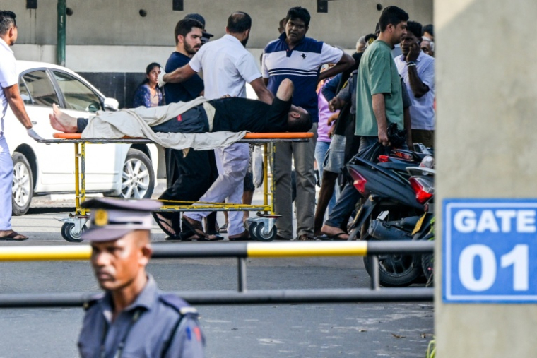 Un marin iranien blessé, secouru de la frégate IRIS Dena après son torpillage par un sous-marin américain au large des côtes du Sri Lanka, est transporté à l'hôpital Karapitiya de Galle pour y être soigné, le 5 mars 2026 au Sri Lanka ( AFP / Ishara S. KODIKARA )