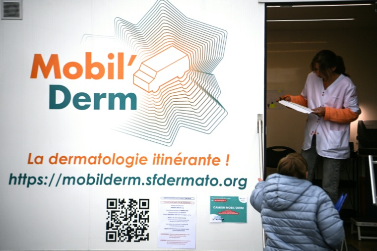 Aménagé dans une fourgonnette, le cabinet de dermatologie itinérant Mobil'Derm tente de pallier la pénurie de dermatologues ( AFP / Christophe ARCHAMBAULT )