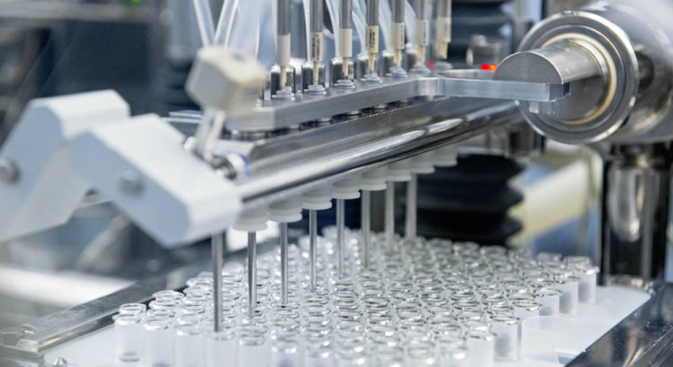 Une ligne de remplissage du site de production Le Trait, spécialisé dans la fabrication de produits sous forme injectable stérile (seringues préremplies, flacons). (© Céline Clanet / Interlinks Image)