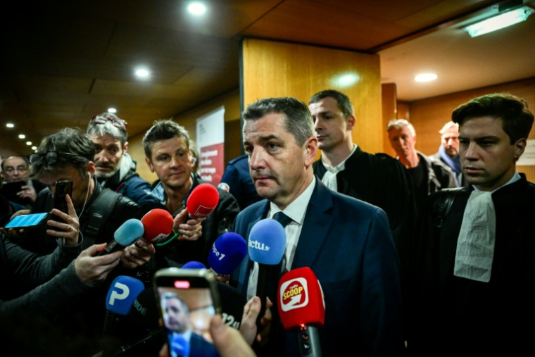 Le maire de Saint-Etienne, Gaël Perdriau, à la sortie du tribunal à Lyon le 1er décembre 2025 ( AFP / OLIVIER CHASSIGNOLE )