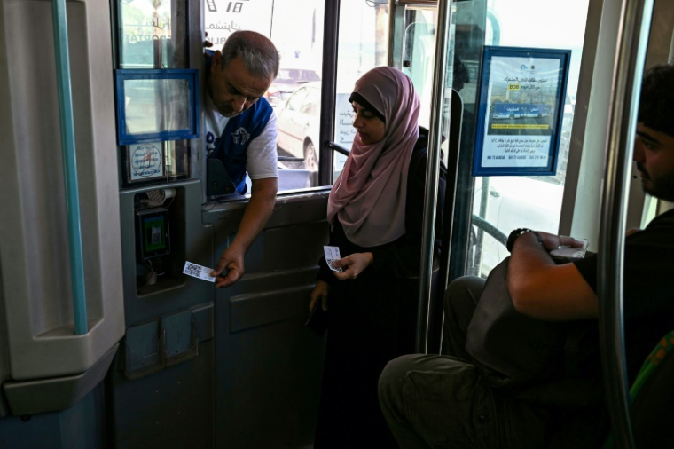 Dans un bus public de Beyrouth, où un réseau de transports publics recommence à se développer, le 28 mai 2025 ( AFP / Joseph EID )