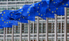 Des drapeaux de l'UE à l'extérieur du siège de la Commission européenne