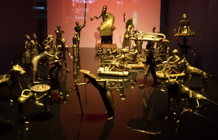 Des pièces du trésor du Dahomey, à Paris, le 18 juin 2018. ( AFP / GERARD JULIEN )