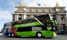 Un autocar de la compagnie allemande FlixBus passe devant le Palais Garnier, le 19 mai 2015 à Paris ( AFP / Thomas SAMSON )