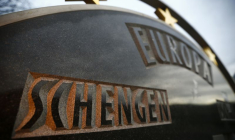 Une plaque portant les mentions Schengen et Europe