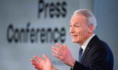 Le président de Renault, Jean-Dominique Senard, s'exprime lors d'une conférence de presse à Londres