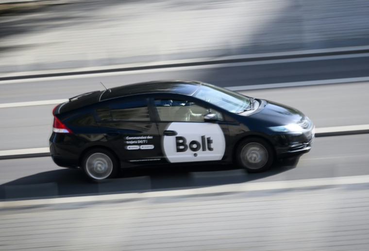 Une voiture de la plateforme de VTC Bolt, le 4 avril 2025 à Nantes ( AFP / Loic VENANCE )