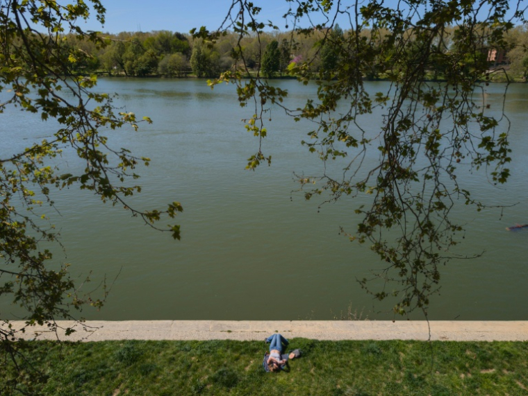 Les bords de la Garonne, le 8 avril 2026, lors d'un pic de chaleur à Toulouse ( AFP / Ed JONES )