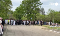 La Grand-Combe: le cercueil d'Aboubakar Cissé transporté après une prière mortuaire