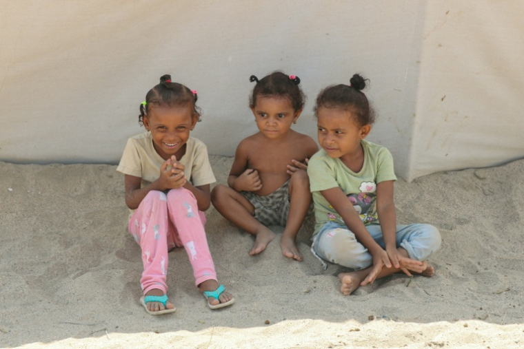 Des enfants au camp de déplacés d'Al-Farsi, à Ras Imran, près d'Aden, le 17 septembre 2026 au Yémen ( AFP / Mohamad Hakim )