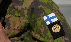 Un drapeau finlandais est visible sur l'uniforme d'un soldat des troupes amphibies de Finlande