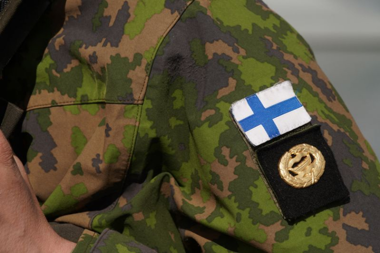Un drapeau finlandais est visible sur l'uniforme d'un soldat des troupes amphibies de Finlande