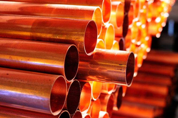 Des tubes de cuivre. (crédit : Adobe Stock)
